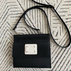Rowallan Tess Travel Crossover Purse Black
